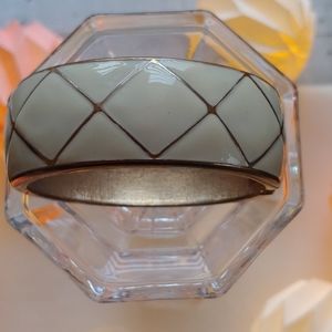 Vintage creme enamel gold tone hinged bangle